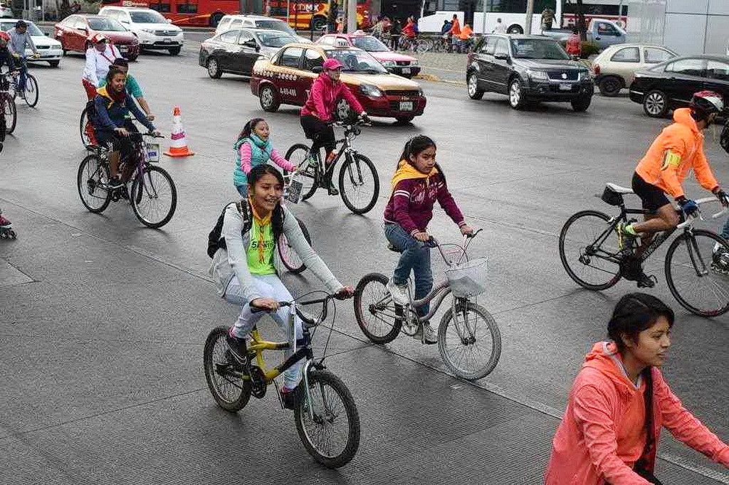 Следопыты из 90 церквей Мехико, едут на велосипедах во время городского праздника.