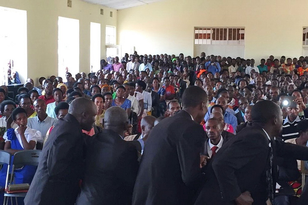 Сотни людей, наполнивших церковь в Кибуе, Руанда, чтобы услышать молитвы и презантации возрождения Джерри и Джанет Пэйдж в четверг. Встреча была перенесена наружу из-за большого количества дюдей. (Джерри Пэйдж)