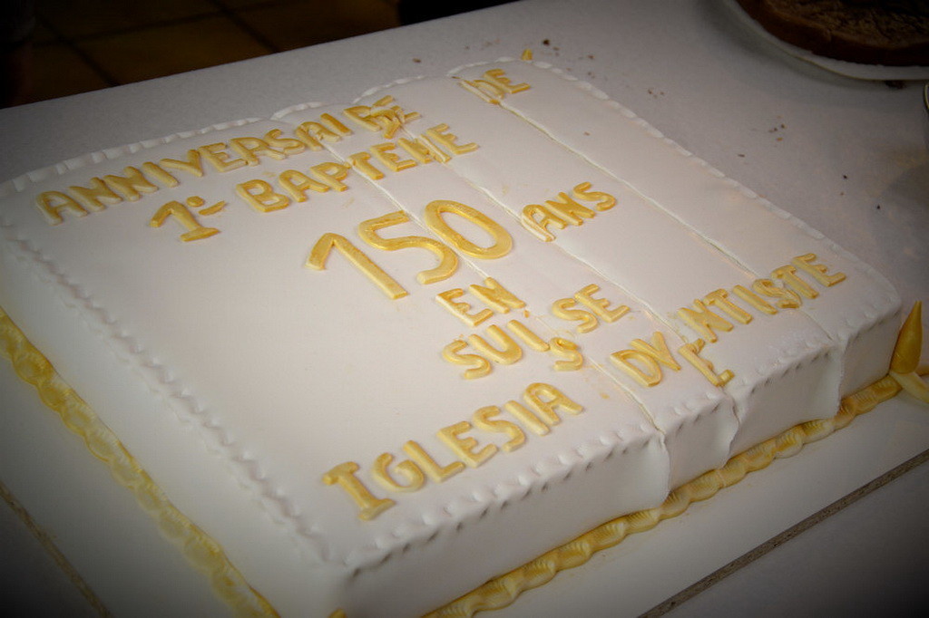 Праздничный торт, в честь 150-летия первого крещения, был на столе среди блюд.
