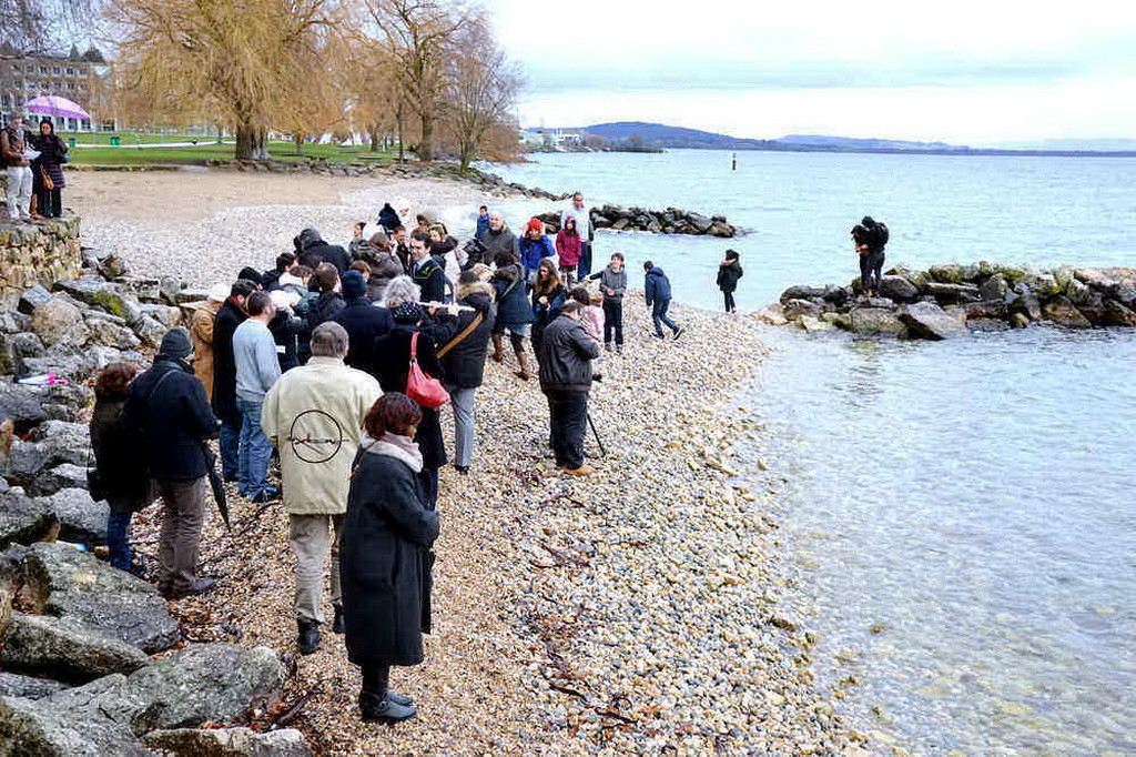 Верующие, собирающиеся у Озера Невшатель для крещения.