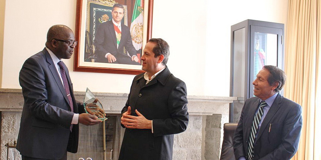 Ганун Диоп, слева, вручает награду Эрувьел Авила Вильегас за поддержку религиозной свободы. (Офис губернатора)