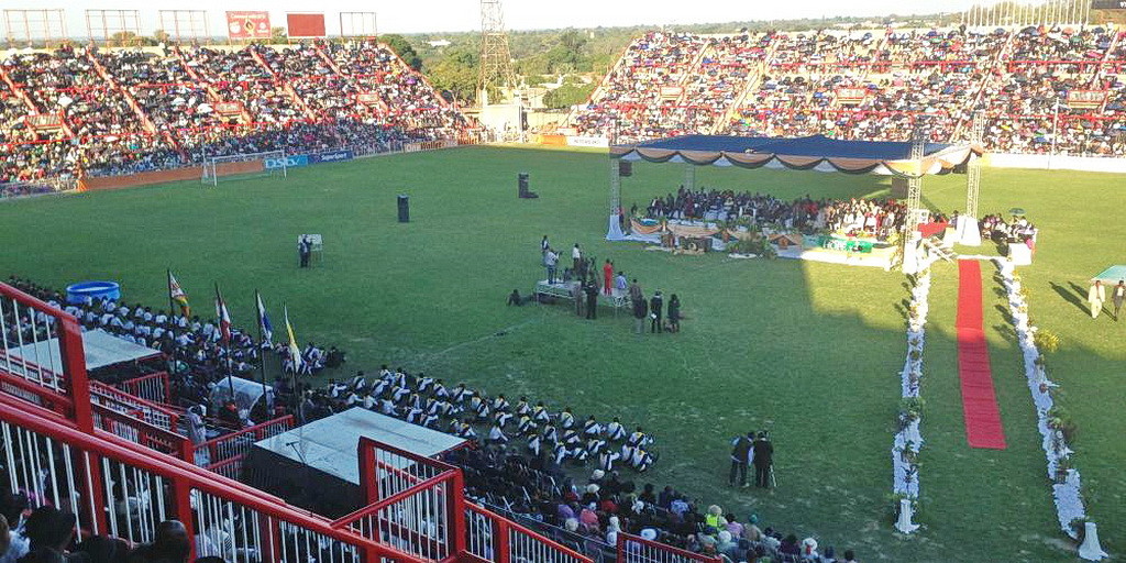 Приблизительно 50,000 человек, слушающих Вильсона, говорящего в Булавайо в конце евангельских встреч в Зимбабве в мае 2015 года. Приблизительно 30 000 человек было крещено по всей стране. (Эндрю МкЧесни / AR)