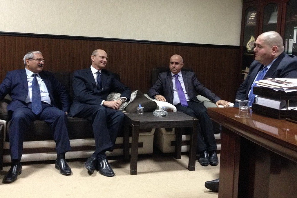 Юсиф, слева, и Вильсон на встрече у Халида Джамала Олбера, справа, в министерстве религиозных дел. (Эндрю МкЧесни / AR)