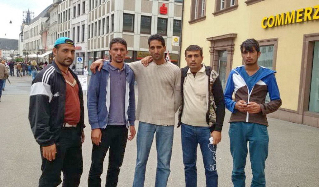 Саджид Сафи, в центре, с друзьями в Германии. (ТЕД)