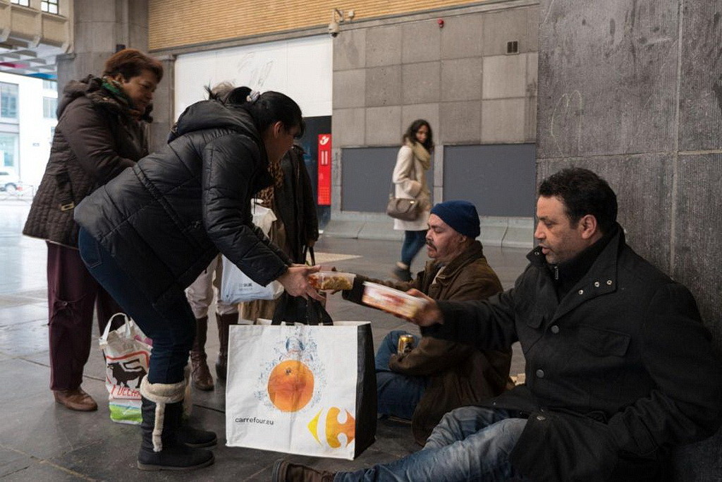 Адвентистская молодежь, доставляющая еду нуждающимся людям в Брюсселе в субботу