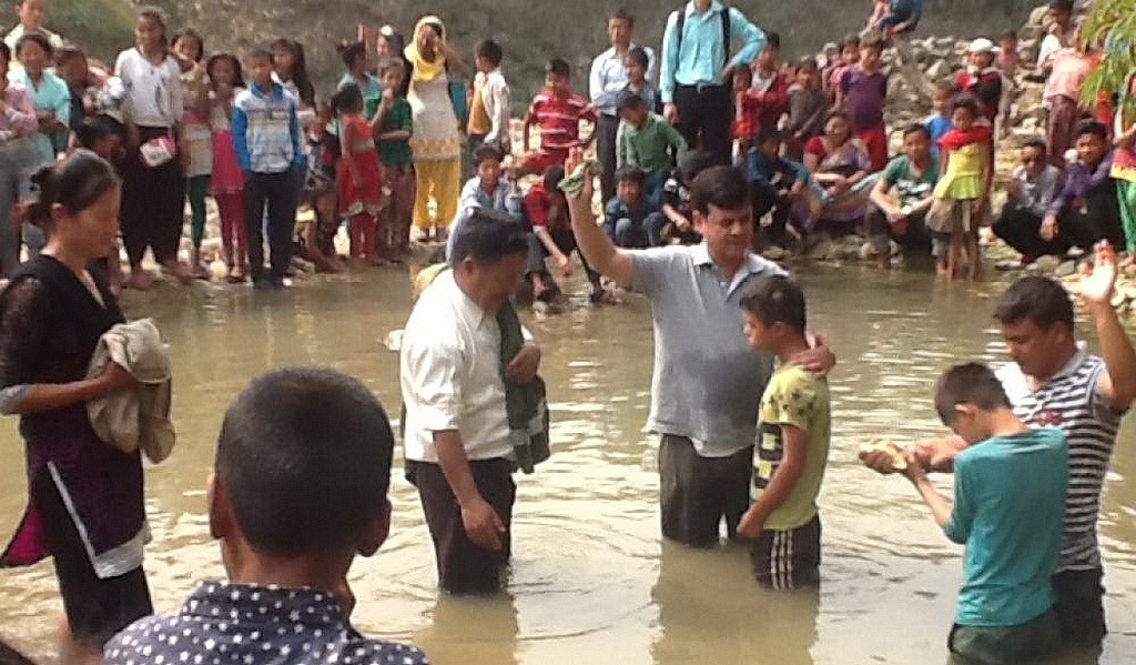 Молодые люди, которых крестили после встреч в Наретар.