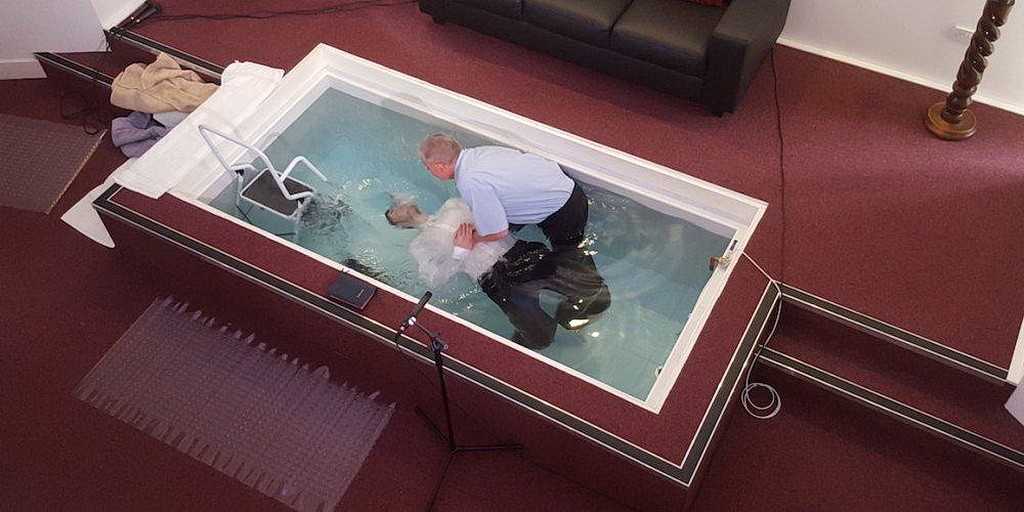 Эйдан Хьюз, крестится в церкви Hope House в Данфермлине, Шотландия. (Пол Норман / БУК)