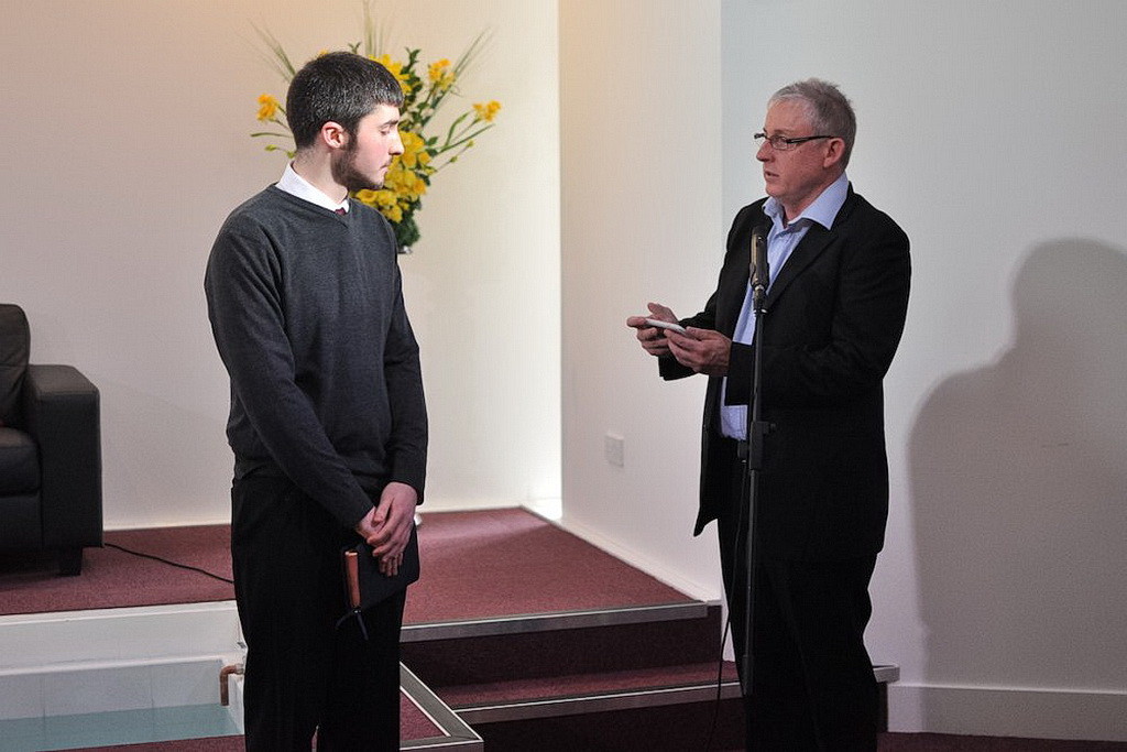 Пастор Джимми Бота говорит с Эйданом Хьюзом перед крещением. (С разрешения Джимми Бота / БУК)