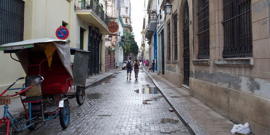 Люди, идущие по улице в Гаване, Куба. (Aljafet Chable / IAD)