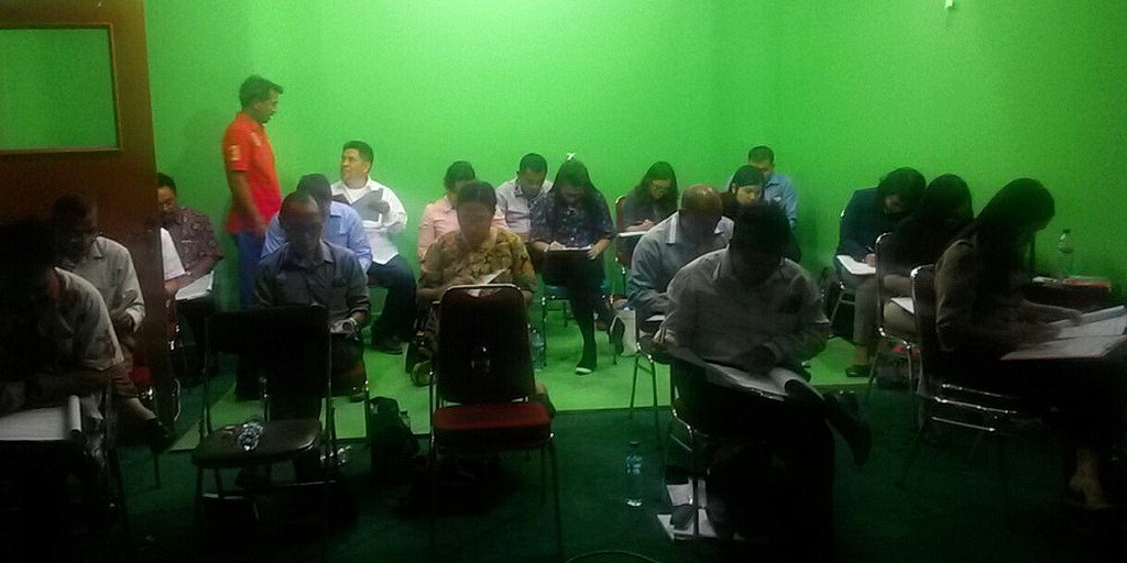 Группа из 20 адвентистов сдала экзамен на право заниматься адвокатской практикой в коммуникационной студии в Западно-Индонезийской Унионной Миссии.