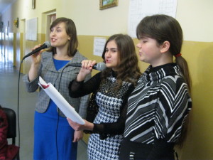 Поет Молодёжь. Слева Юлия Панина