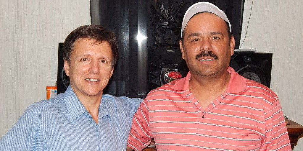 Пастор Рубен Балагер, слева, с водителем грузовика Альберто де Сантьяго. (Outlook)