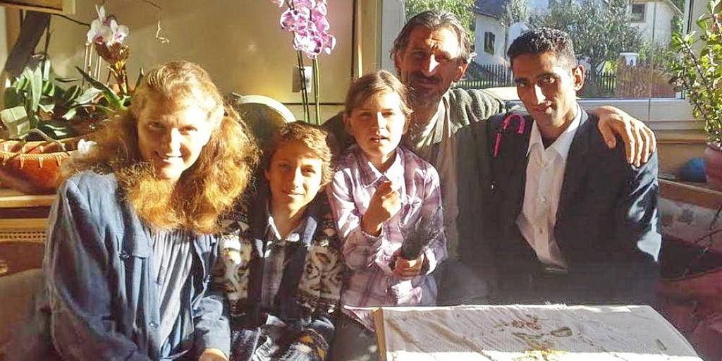 Саджид Сафи, справа, беженец из Афганистана, вместе с семьей Молдовэн в их доме в Будапеште. (ТЕД)
