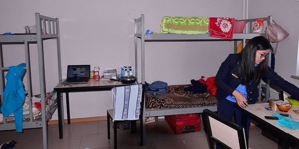 Студентка, накрывает на стол в управляемом адвентистской церковью общежитии в Улан-Баторе, Монголия. (Фотографии Монгольская миссия)