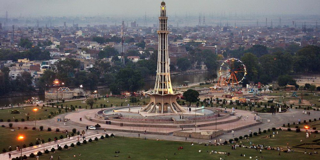 Вид на Лахор и его общественный памятник Minar-e-Pakistan. (Lime Adeel / Wikicommons),