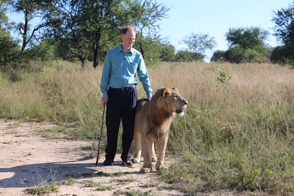 "Подружились вчера в Зимбабве", написал Брэдшоу 30 марта в Твиттере о его визите в парк Antelope. (Джон Брэдшоу / Твиттер)