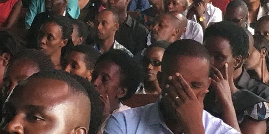 Адвентистские верующие на служении в ознаменования геноцида в Руандийской церкви на прошлой неделе. (ANN)