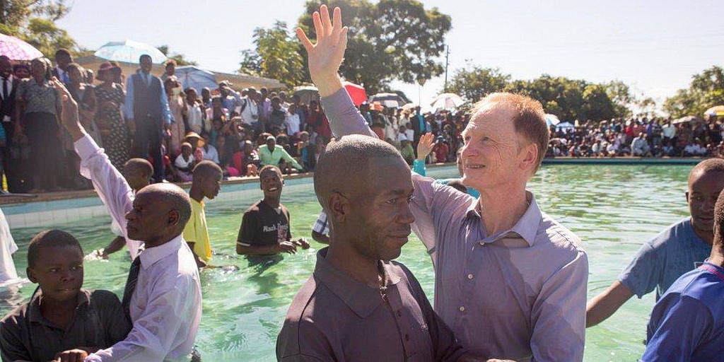 Джон Брэдшоу и другие пасторы, крестящие 650 человек в бассейне в Гверу, Зимбабве, в прошлую субботу, 2 апреля. (Так Написано),