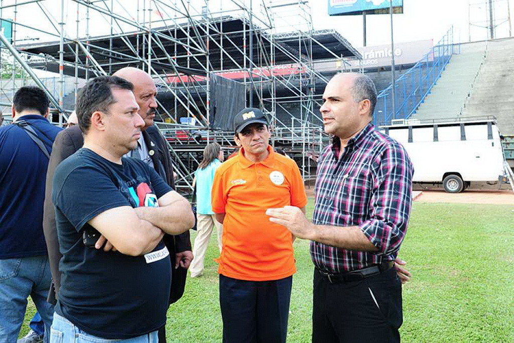 Джосни Родригес, справа, президент адвентистской церкви в восточной Венесуэле, говорит с координаторами в Стадионе Каракасского университета 14 апреля 2016. (Либна Стивенс IAD)