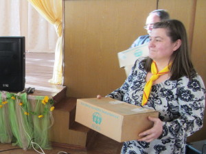 Татьяна Багрий помогает вручать подарки