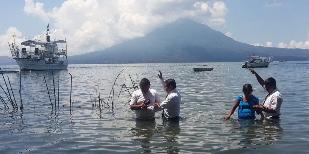 Люди, крещенные во время массового крещения 1 000 человек в Озере Атитлан Гватемалы в марте 2015 года. (Густаво Густаво Менендес IAD)