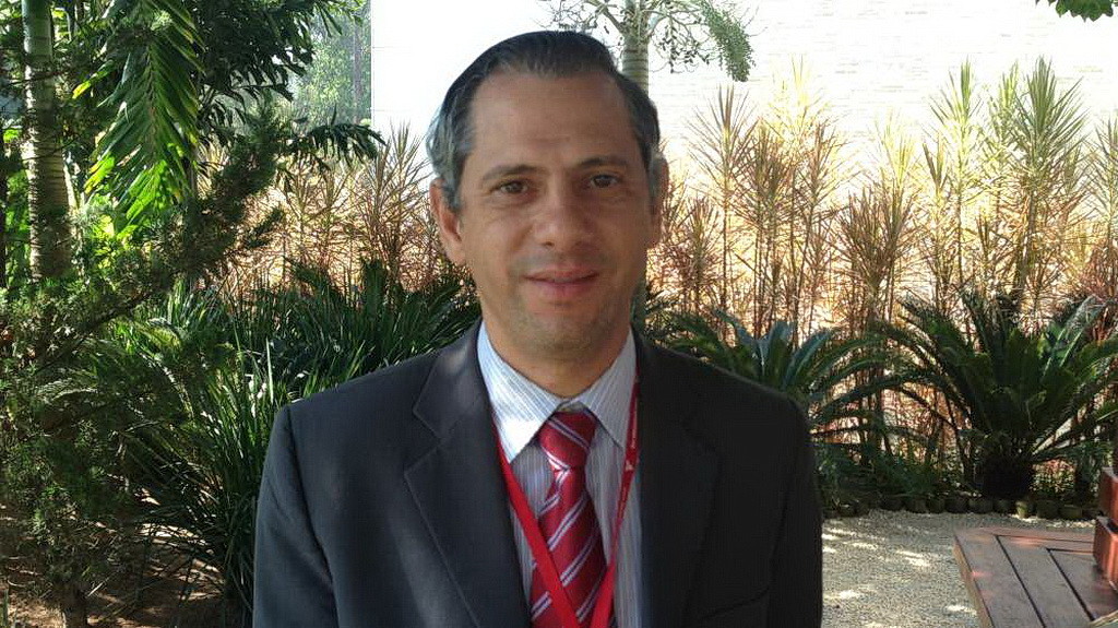 Марсело Флор Дос Сантос, дает интервью Adventist Review в Сан-Паулу, Бразилия. (Эндрю МкЧесни AR)