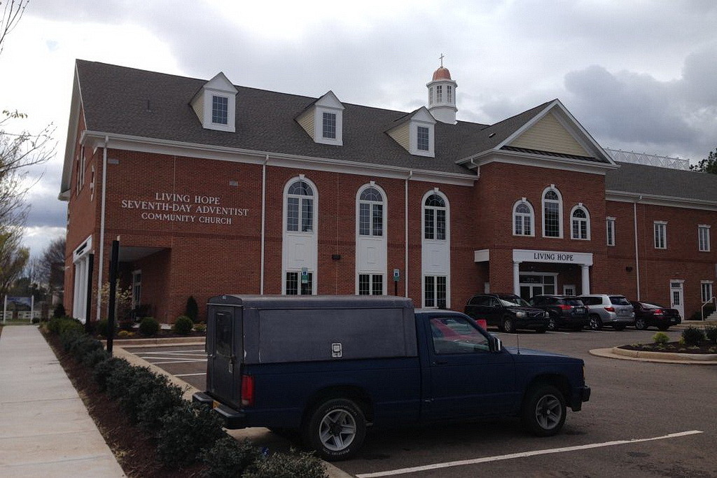Новая Церковь Надежды открывается с долгом в 80,000$ - редкость для вновь построенной адвентистской церкви в Соединенных Штатах.