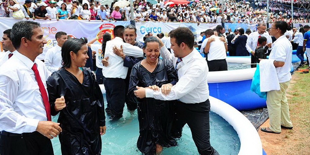 Новые члены церкви, крещенные на стадионе в Каракасе, Венесуэла, в субботу 16 апреля. (Ливия Стивенс IAD)