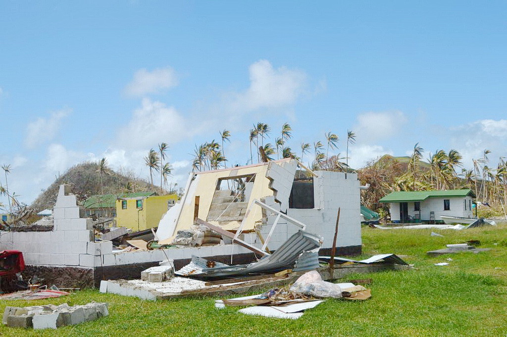 Разрушенные дома в отдаленном районе Фиджи после шторма Уинстон.