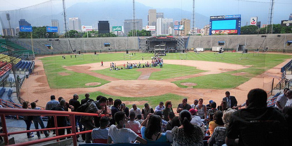 Руководители церкви обсуждают логистику с сотрудниками и волонтерами на Каракасском стадионе 14 апреля 2016. (Либна Стивенс IAD)