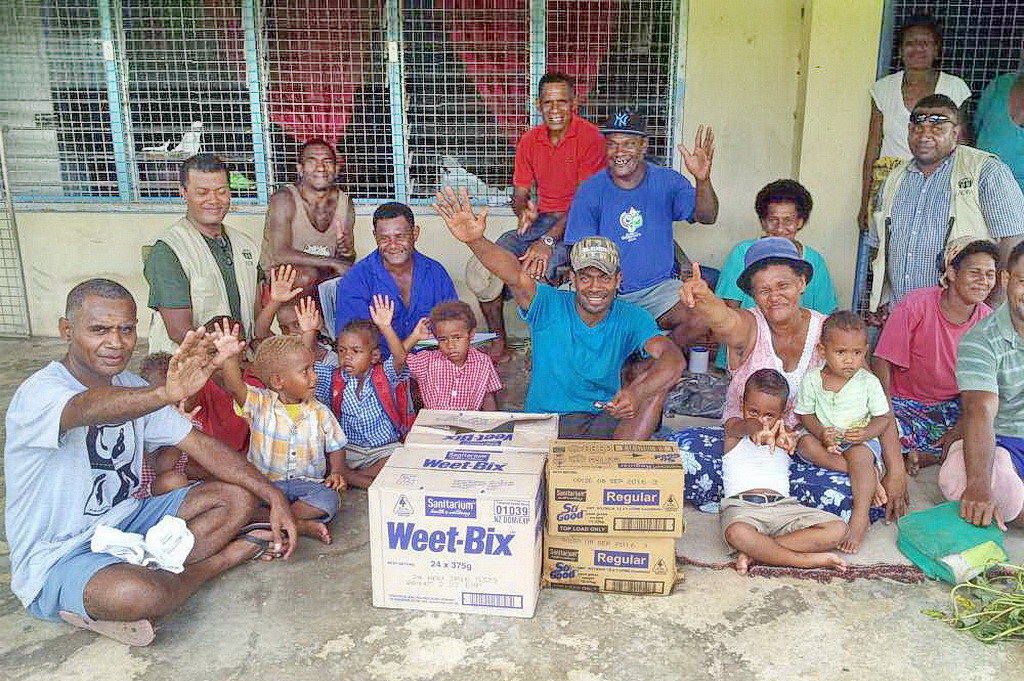 Сельские жители, получили доставленные АДРА коробки с хлопьями Weet-Bix и соевым молоком.