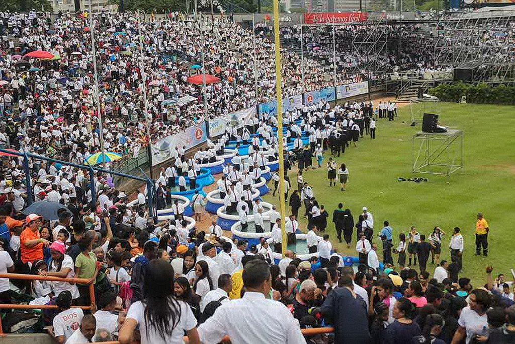 Тысячи людей были свидетелями крещения на краю бейсбольного поля стадиона. (Уолтер Фабиан IAD)