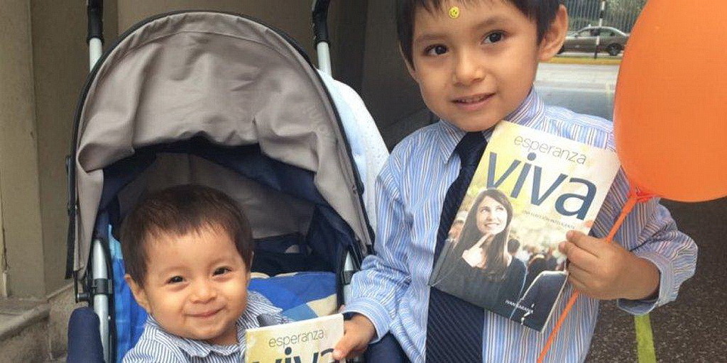 Дети, раздающие миссионерскую книгу 2016 года в Бразилии в прошлую субботу. (SAD)