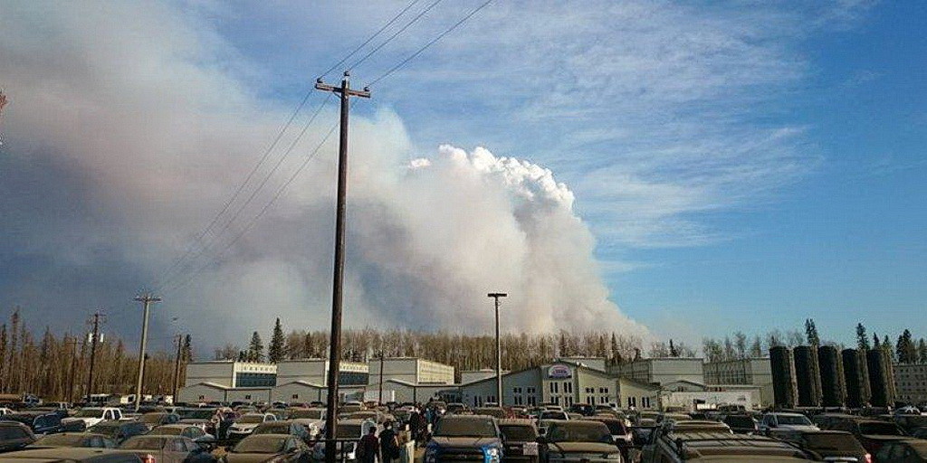 Дым, поднимающийся над канадским городом Форт-МакМюррей, который охвачен пожаром. (Брэд Дэвис ANN)