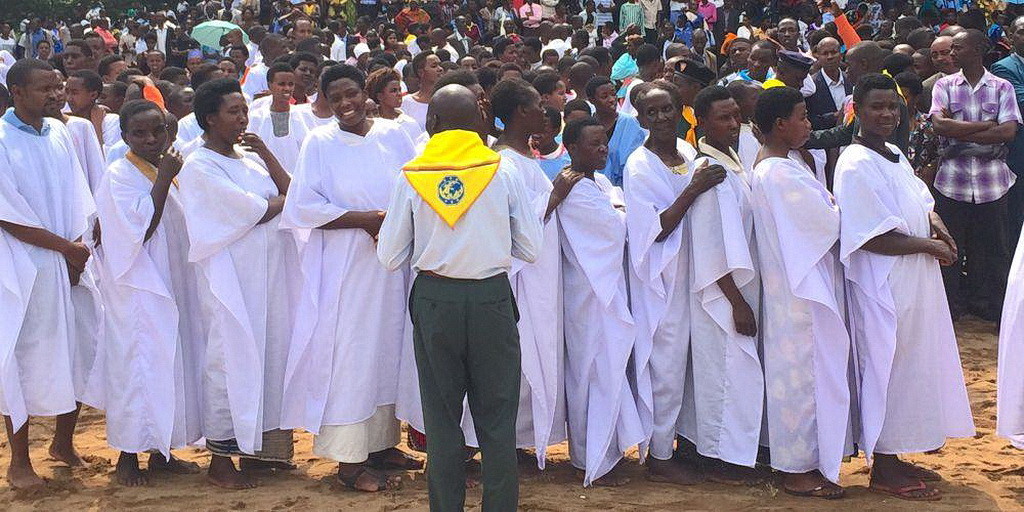 Кандидаты ко крещению, построенные в одну колонну, перед входом в воду озера Киву, Руанда, в субботу 28 мая. (Тед Вильсон Facebook)