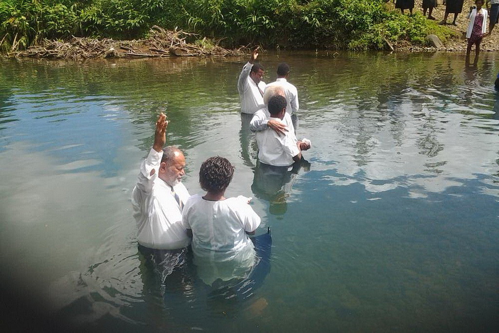 Крещенные, после евангельской программы на Фиджи. (Адвентистский Отчет)