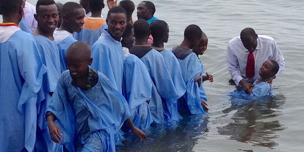 Люди, крещенные в Руандийском озере Киву в субботу 21 мая. (Фотографии Эндрю МкЧесни AR)