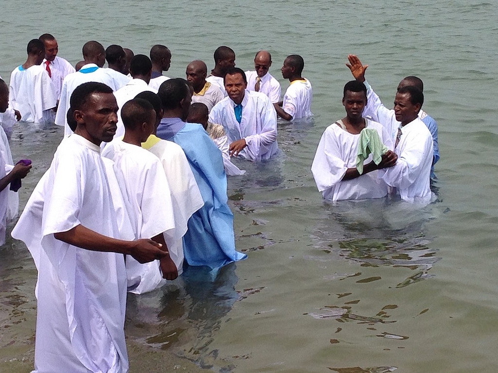 Люди, крещенные в озере Киву в субботу 28 мая. (Эндрю МкЧесни AR)