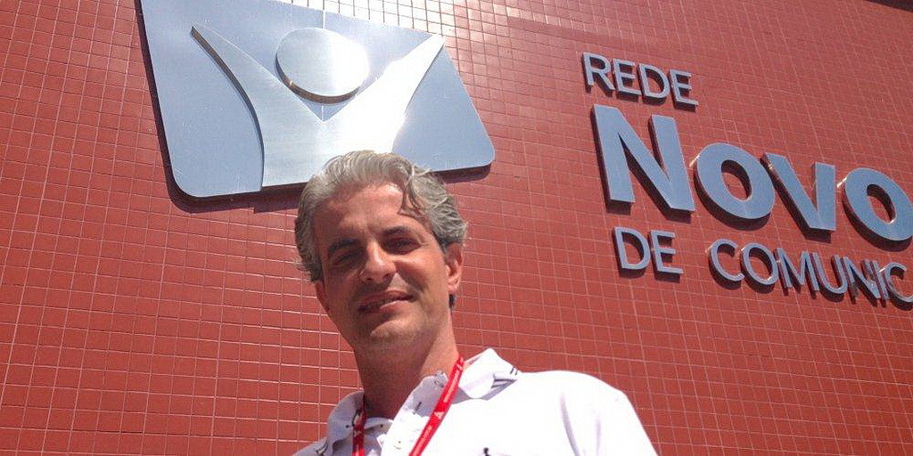 Марко Герейро, стоящий у главного офиса Novo Tempo в Сан-Паулу, Бразилия. (Эндрю МкЧесни AR)