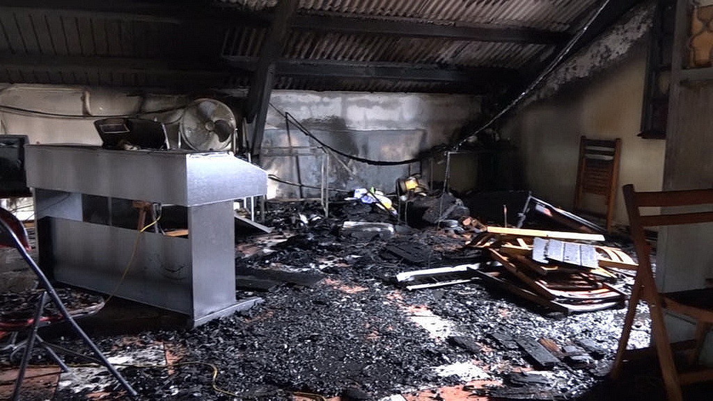 Орган и другие музыкальные инструменты были уничтожены огнем в верхней комнате церкви.