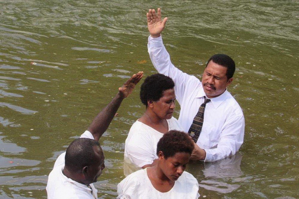 Пастор Камерон Вари совершает крещение.