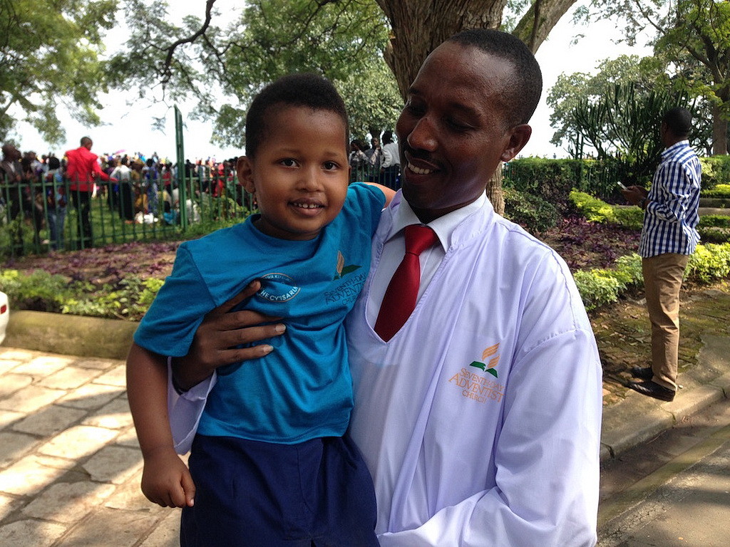 Пастор Мутуйе Нкундакосера с дочерью после крещения приблизительно 245 человек. (Эндрю МкЧесни AR)
