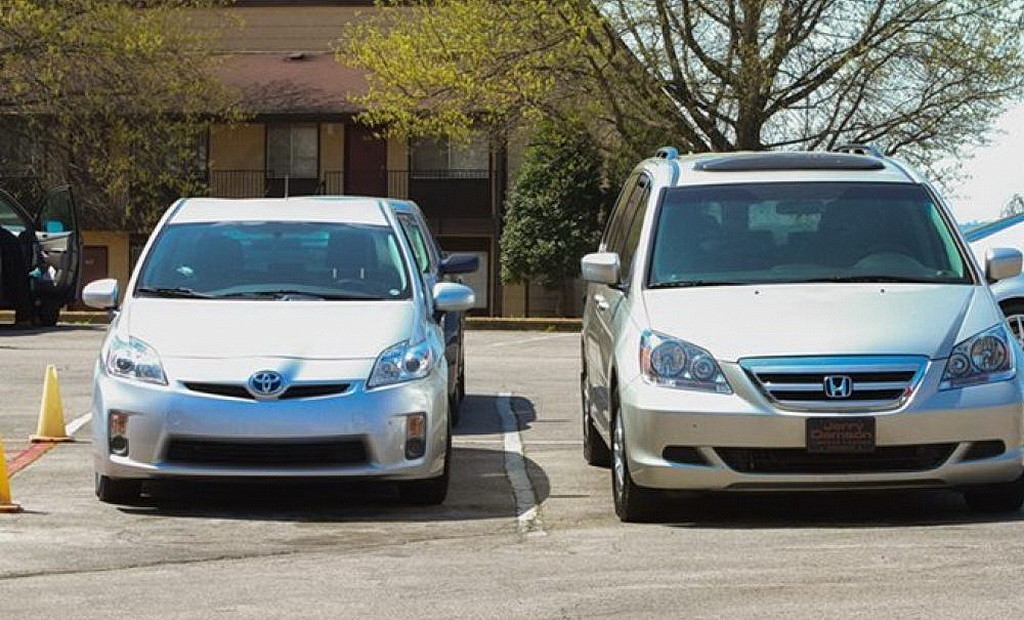 Первые два пожертвованных автомобиля Toyota Prius 2010 года и Honda Odyssey 2007 года. (Кимберли Лэнгфорд)