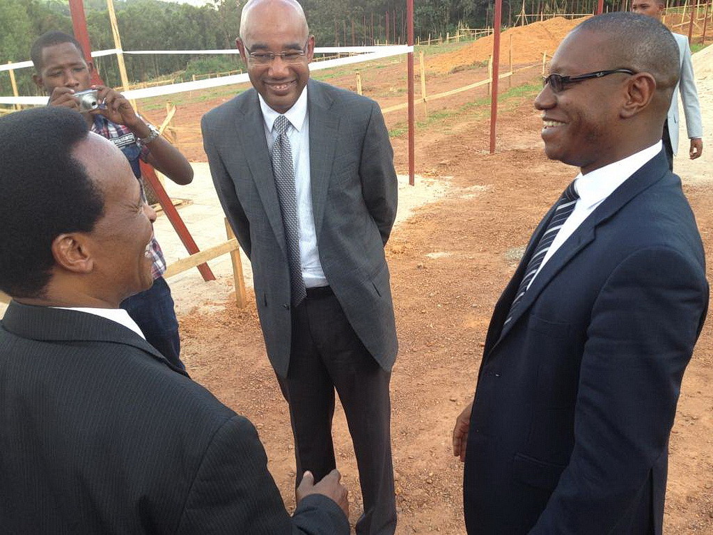 Президент дивизиона Блазьоус Ругури, слева, беседует с министром здравоохранения Патриком Ндимубэнзи, справа.