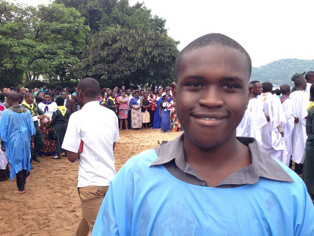 Стив Нсэбимана, 16 лет, является бельгийским гражданином, который приехал в гости к родственникам в Руанду. (Эндрю МкЧесни AR)