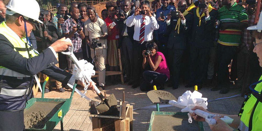 Тед Уилсон, заливающий цемент с Лайзой Бердслей-Харди в университете Кигали, Руанда. (Фотографии Эндрю МкЧесни AR)