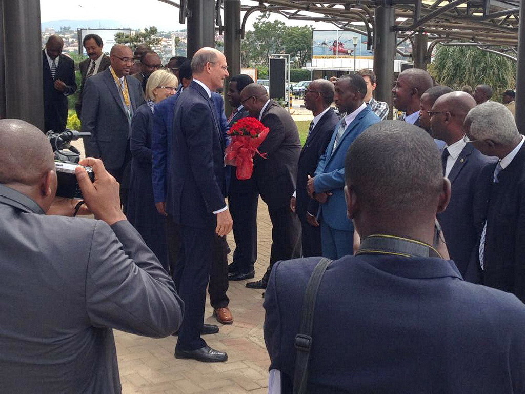 Теда Вильсона и его жену, Нэнси, приветствуют у выхода из аэропорта в столице Руанды, Кигали, в четверг