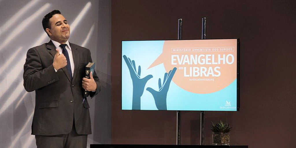 Адвентистский пастор Дуглас Сильва, который сам является глухим, проводит программу “Evangelibras”. (Все фотографии Джефферсон Параделло SAD)