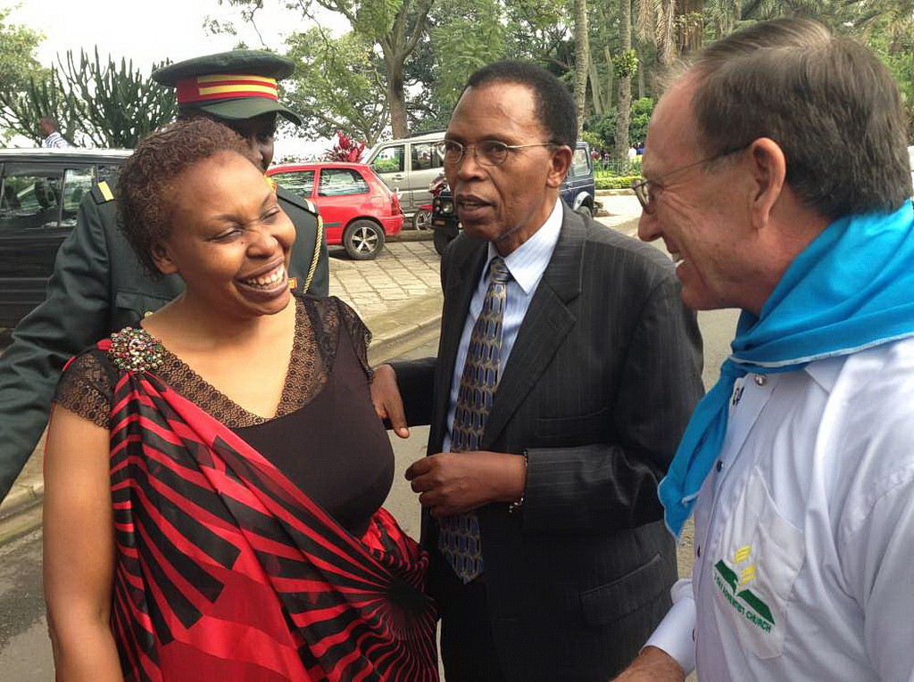 Координатор евангельских встреч Дуэн МакКи, справа, говорит с Хесроном Р. Бйилинджиро, президентом адвентистской церкви в Руанде и его женой около озера Киву в прошлую субботу. (Эндрю Мккесни AR)