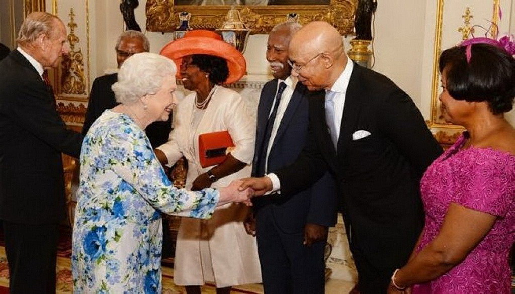 Королева Елизавета II, приветствующая Патрика Аллена, генерал-губернатора Ямайки, и его жену на праздновании ее дня рождения 10 июня. (Ричард Дэли БУК)